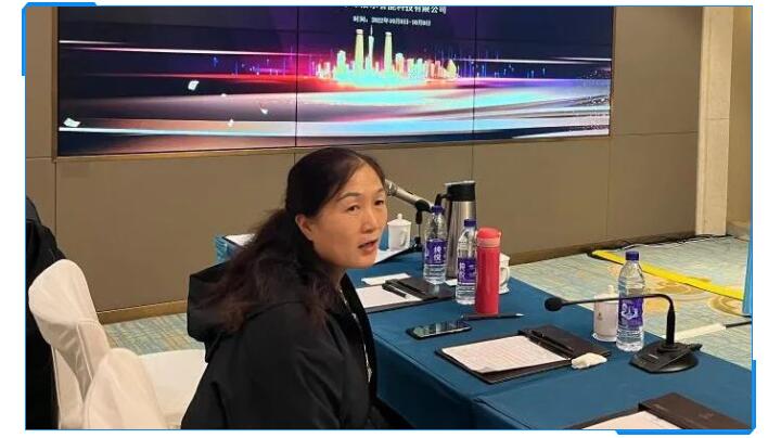 集團財務總監(jiān)劉清華在聽取了銷售部門的數(shù)據(jù)對比與銷售人員的分析后，她提出應該加強客戶的銷售服務